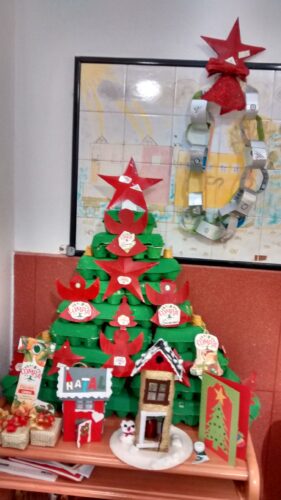 Árvore de Natal da EB1 de Alcains com os enfeites elaborados pelas turmas do 2ºA e 1º Ano