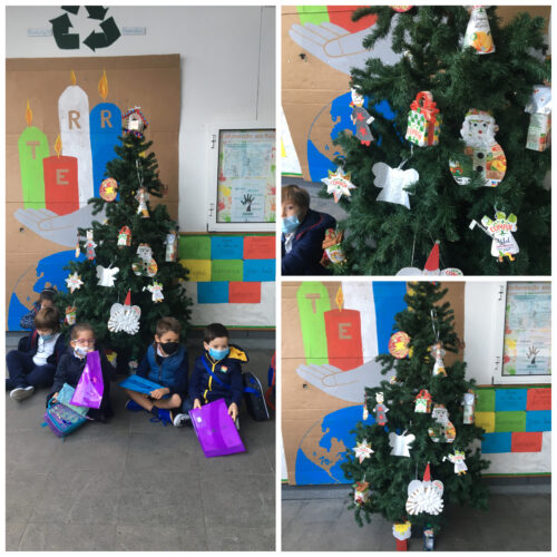 Árvore de Natal com as decorações feitas pelos alunos