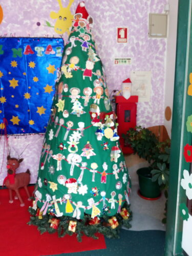 Árvore de Natal elaborada por todas as crianças do Jardim de Infância partindo das embalagens Tetrapak do leite escolar.