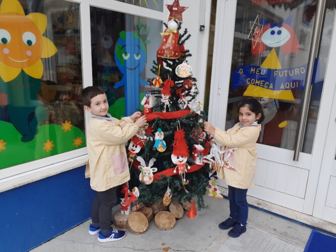 3- Decoração da árvore - As crianças a colocar os enfeites na árvore de Natal.