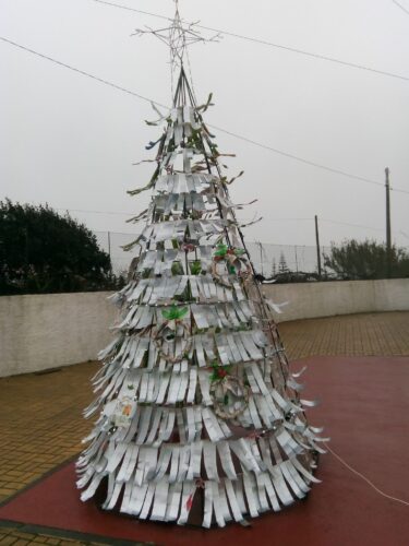 A árvore de Natal da E.B.1 de Ferrel, decorada com tiras cortadas das embalagens tetra pak e os enfeites de Natal criados pelas turmas.
