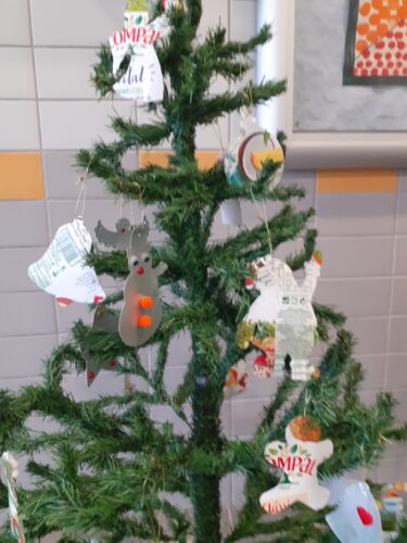 Árvore decorada com os enfeites de Natal efetuados pelos alunos.
