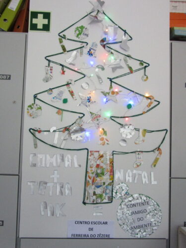Árvore de Natal completa com identificação do Centro Escolar e título da obra : Compal + Tetra pak= Natal contente, Amigo do Ambiente