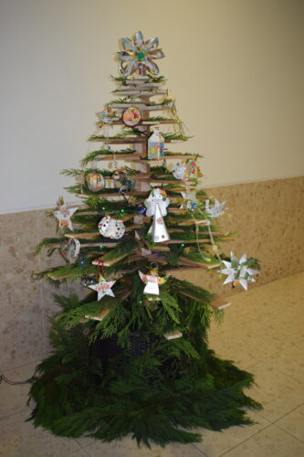 Eco-árvore de Natal!<br/>Produto final do envolvimento de alunos, encarregados de educação, docentes e de assistentes operacionais.