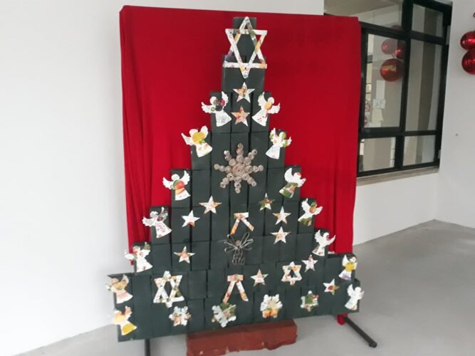 3-Enfeites colocados na árvore de Natal feita com a colaboração de professores e alunos .