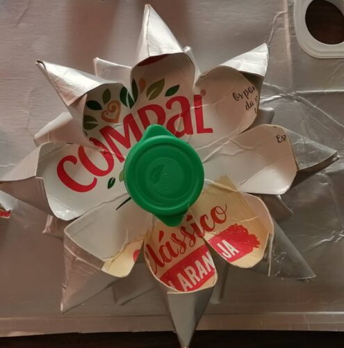 Estrela/Flor de Natal.<br/>Material utilizado: embalagens de sumo da marca Compal.