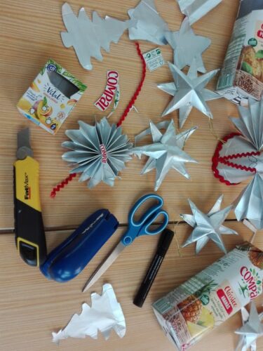 A foto 2 mostra os principais materiais utilizados pelos alunos e professoras nos Enfeites de Natal. Mostra ainda alguns recortes e moldes feitos pelos alunos.