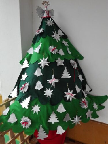 A foto 5 mostra a Árvore de Natal já decorada com os Enfeites de Natal, a partir das embalagens da tetrapack da Compal.