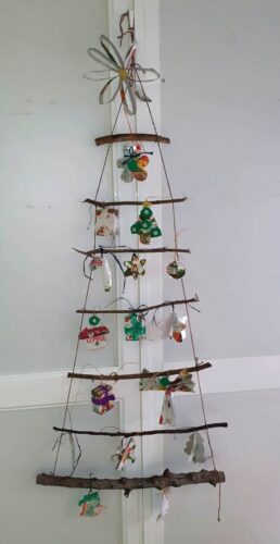 Registo da árvore de Natal onde foram pendurados os enfeites criados pelos alunos, na sala de aula.