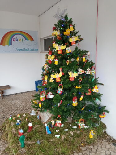 Árvore de Natal já decorada pelas diferentes salas