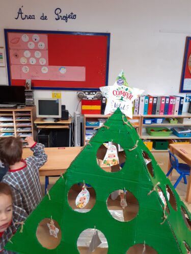 Produto final: A nossa Árvore de Natal com os enfeites recortados pelas crianças dos pacotes de sumo TETRA PACK COMPAL
