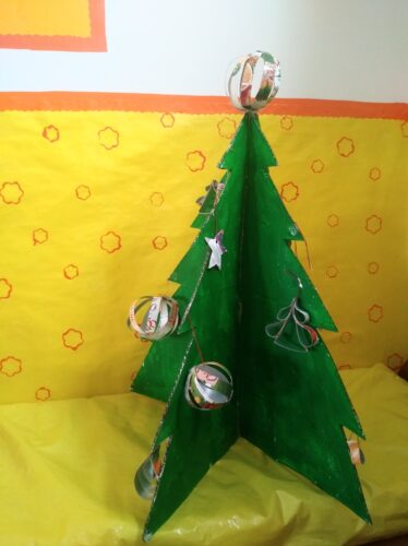 Árvore de Natal decorada com os enfeites