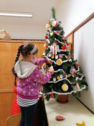 O pinheirinho de Natal<br/>Os alunos do segundo ano organizaram e montaram o pinheiro de Natal, na contina da nossa escola.