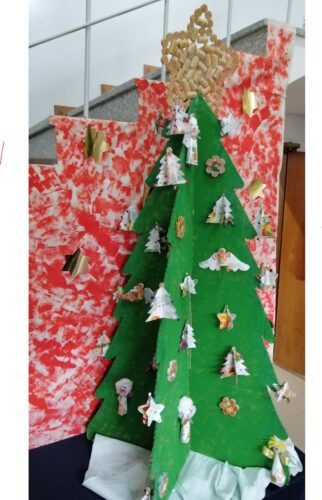 Árvore de Natal - decorou-se a árvore de Natal, construída em cartão e pintada pelos alunos, com os enfeites elaborados pelos alunos das turmas.