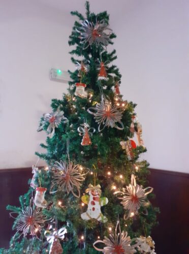 A nossa árvore de Natal embelezada com as embalagens da Compal.