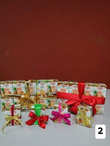 Presentes de Natal elaborados com embalagens Tetra Pak da marca Compal de 200 ml.