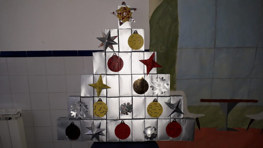 Árvore de Natal realizada com embalagens Tetra Pak.