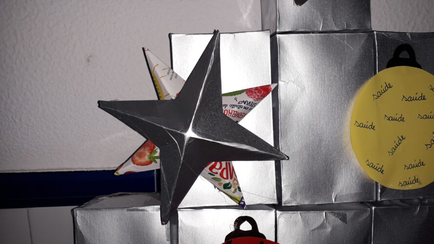 Estrelal realizada com embalagem Tetra Pak da marca Compal.