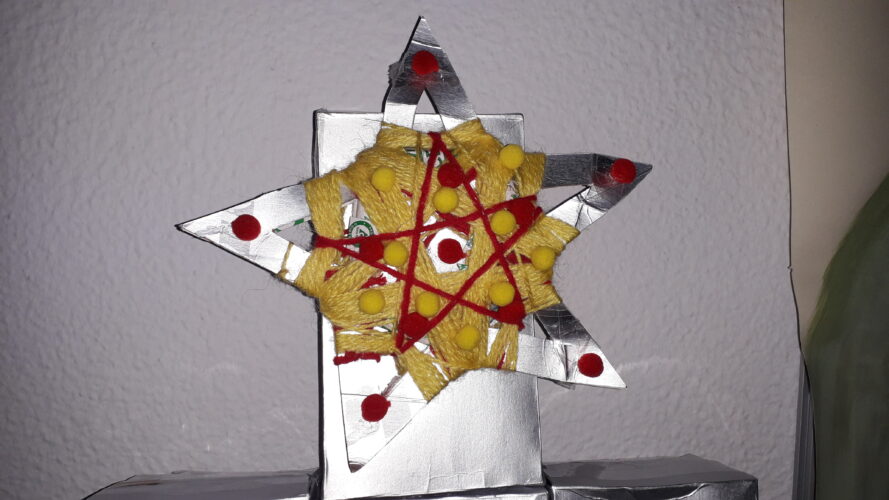 Estrela de Natal realizada com embalagem Tetra Pak.