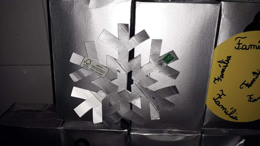 Floco de Neve realizado com embalagem Tetra Pak, com o símbolo FSC®.