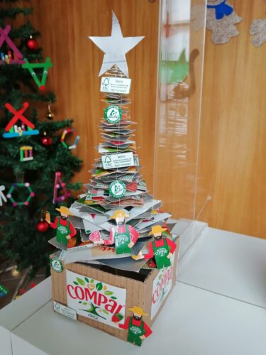 Árvore de Natal <br/>Realizada com embalagens tetrapack simboliza um dos elementos mais bonitos do Natal - A Árvore de Natal.