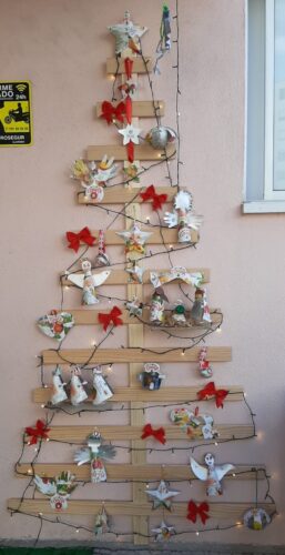 A nossa árvore de Natal, na entrada da escola, feita com a colaboração dos pais!