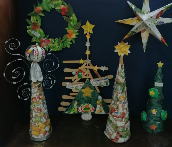 Imagem 2 pormenor da parte do presépio com um anjo, o presépio e uma árvore de natal e a coroa de natal