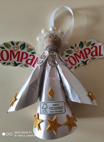 Anjo - Corte, dobragem e decoração do anjo com recurso à reutilização de embalagens da Sumol + Compal Tetra Pak e de outros materiais.