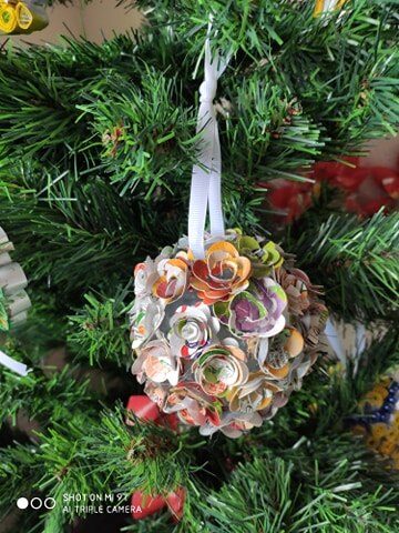 Bola de Natal - Composição feita com flores construídas com as embalagens da Sumol+ Compal Tetra Pak .