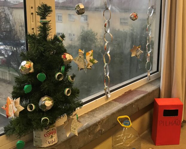 Decoração da sala de aula e árvore de Natal com enfeites elaborados pelos alunos.