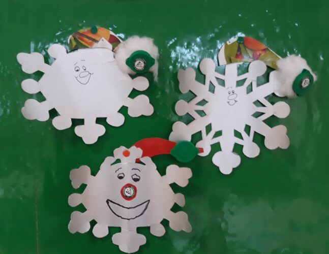 FLOCOS DE NEVE<br/>Recorte das embalagens usando 3 moldes diferentes de flocos de neve.