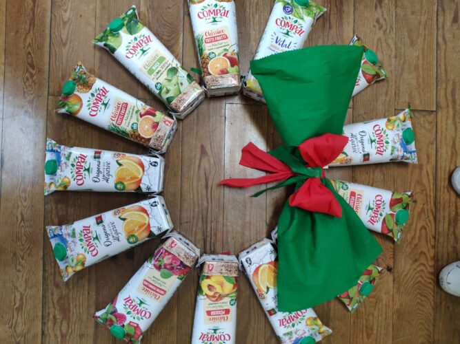 COROA DE NATAL<br/>Exploração livre das crianças com as embalagens, formando várias figuras natalícias, sendo selecionada uma delas.