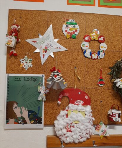 Conjunto de Enfeites de Natal<br/>Nesta foto podemos ver o cartaz Eco Escolas do Agrupamento, Pai Natal , estrelas e coroas de acordo com o regulamento.