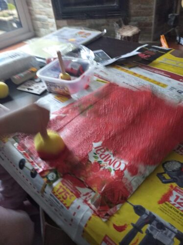 Elaboração do Pai Natal<br/>Com um pacote e esponja se pintou o Pai Natal! A tinta vermelha foi crucial neste trabalho fenomenal.