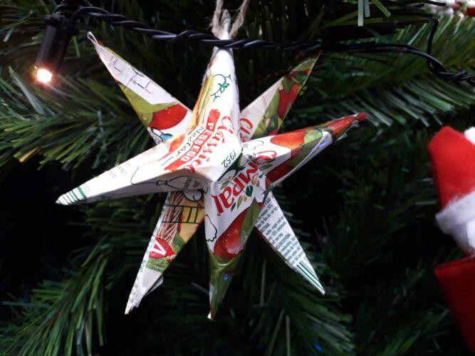Estrela de Natal elaborada através de dobragens com a embalagem de sumo da compal
