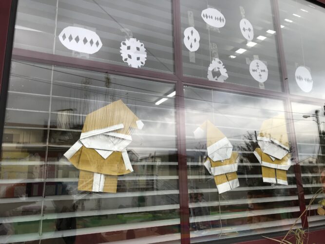 Decoração de janelas, Pais Natal, com embalagens Tetra Pac da Compal, pintadas de amarelo
