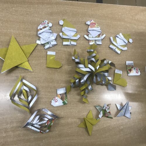 Enfeites de Natal, com embalagens Tetra Pak da Compal, utilizando origami. Pais Natal, botinhas, estrelas, flocos de neve.