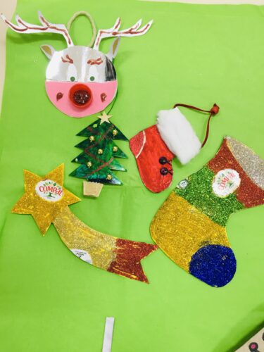 Estrela de Natal, duas botas, um pinheirinho e uma rena.