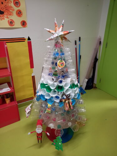 A nossa árvore de Natal da sala feita com material reciclado feita por todas as crianças com o apoio dos adultos