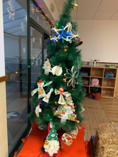 Árvore de Natal da Escola enfeitada pela Turma 2 MG
