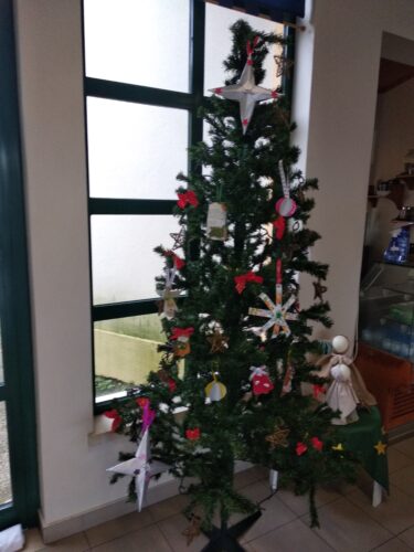 Árvore de Natal do átrio do CAO (Centro de Atividades Ocupacionais do CRIB), decorada com os enfeites de Natal da Compal