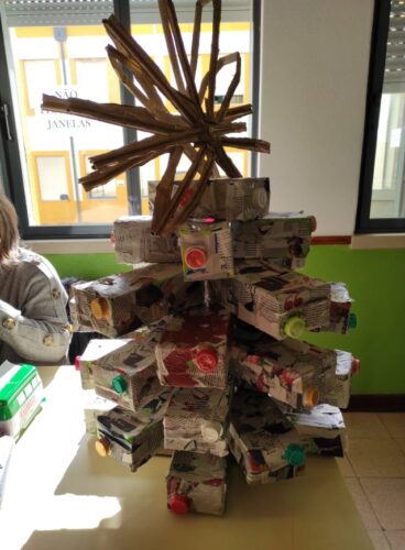 Árvore de Natal com reutilização de papel e embalagens na zona do bar.