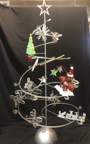 Árvore de Natal com vários enfeites desenvolvidos pelos alunos no âmbito do projeto 