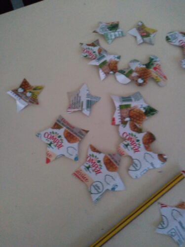 Estrelas de Natal, desenhadas e depois cortadas para construir uma corrente de figuras alusivas ao natal.