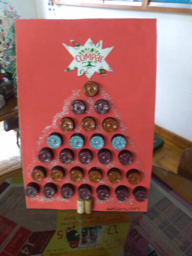 Árvore de Natal feita com capsulas de café e embalagem de compal.