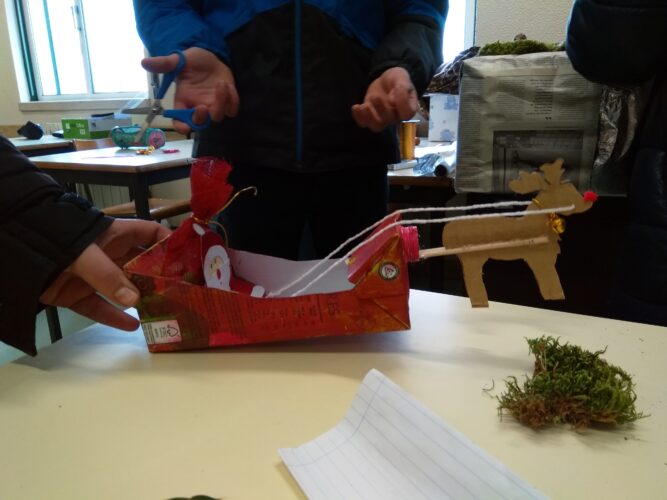 Os alunos estão a ultimar o projeto de um trenó de renas, todo ele feito com as embalagens de sumo da compal