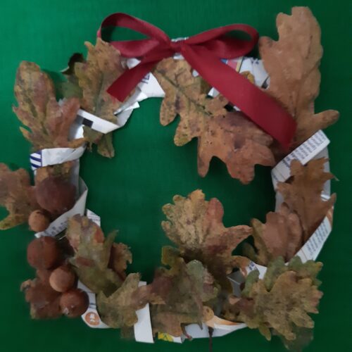Coroa de Natal <br/>Base com embalagem tetra pak, decorada com folhas de carvalho adulto, bugalhos e aproveitamento de fita