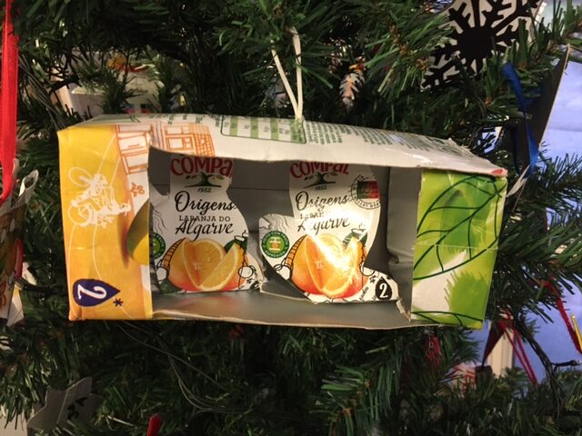 Presépio elaborado com as embalagens de Compal, já colocado na árvore de Natal.