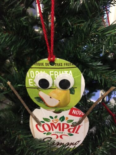 Boneco de neve elaborado com as embalagens de Compal, já colocado na árvore de Natal.