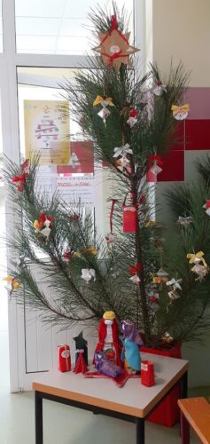 Árvore de Natal colocada no atrium da escola com os enfeites de Natal.